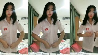 學生妹子露出一雙大奶