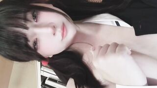 雙馬尾兔牙美女制服自拍