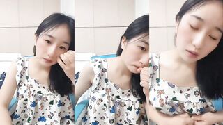 身材不錯的小美女，清純可愛誘人，在狼友的指揮小脫光光展示，揉奶玩逼衛生間內把自己摳尿，呻吟可射好騷啊