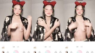 貧乳可愛妹子抓奶自拍