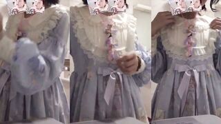 少女が服を脱ぎ股を開く