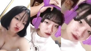 ショートヘアの高校生が自撮りをする2