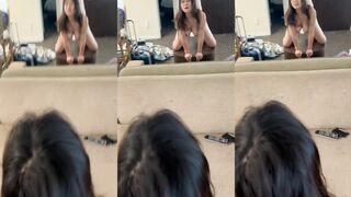 鏡の前にいる巨乳の熟女