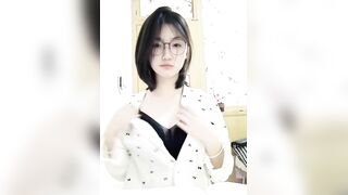 清純眼鏡奶妹睡衣發騷自拍