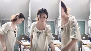 美食博主彎腰走光