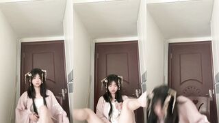 漢服を着たウサギの歯の少女が偽のペニスに乗ってバイブレーターで遊んでいる