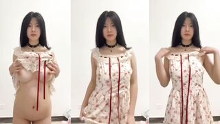 巨乳母犬が乳を露出して脱衣自撮り