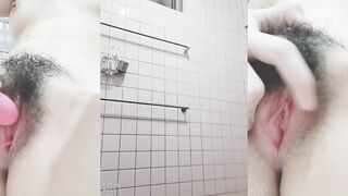 貧乳の妹がトイレでバイブレーターで潮吹き
