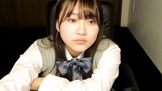 ネカフェの個室で無防備にオナニーする女の子