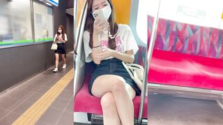ミニスカデニム激カワ美腳JDを電車内とトイレ内で盜撮