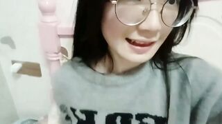 眼鏡騷妹子露奶自拍美腿