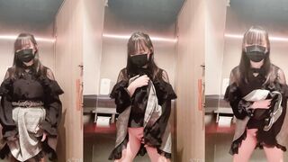 可愛い日本の女子学生がトイレで自慰を強いられる