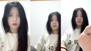 牟文楠同學展示自己的裸足腳底