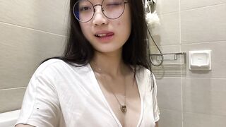 摸奶給朋友看