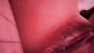 母狗床上震動假屌自慰