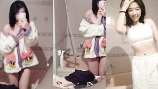 清純短發妹子對鏡性感自拍