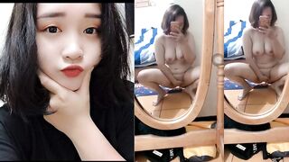 巨乳短發妹全裸對鏡扣逼