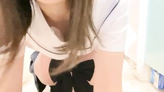 女子学生が制服姿で自慰行為、下着に潮吹き