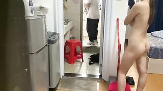 騷母狗趁維修工修理的時間脫光衣服還讓維修工摸一下
