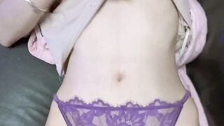 騷貨人妻穿上我最愛的紫色內褲自慰給大家看