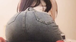 女生自拍用枕頭自慰