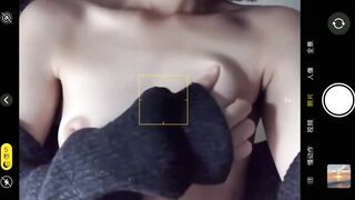 短發妹地上玩跳蛋自慰