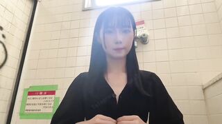 貧乳妹子無障礙廁所脫衣掰逼