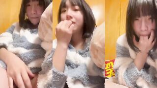 可愛い妹が指を舐めながら股間を触る