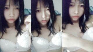 可愛貧乳妹子床上自拍
