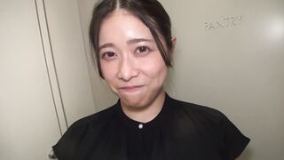個撮)Fカップ巨乳お*さん【デカ舌＆デカ乳輪】大きな瞳でじっと見つめて！絶妙ピストンフェラ【口内発射→ごっくん】