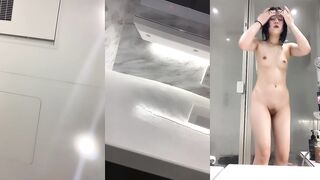 漂亮的櫻花妹洗澡和玩小穴