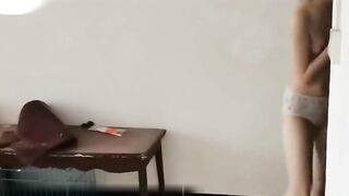 不穿内衣的少女取外賣，還讓外賣員摸一下