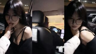 セクシーなランジェリーの女の子を車の中で興奮させるトレーニング