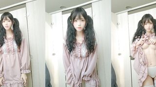 雙馬尾洋裝妹子廁所發騷