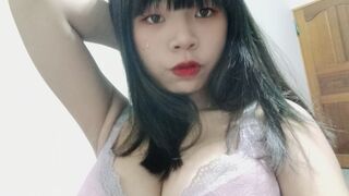 巨乳少女が胸を掴んで揉む