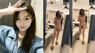 鏡の前で裸になるセクシーな美女のビデオ