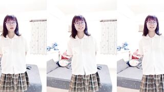 かわいい四つ目の女の子が制服を着ずに自撮り