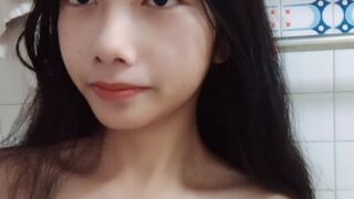 気まぐれな貧乳少女のオナニー