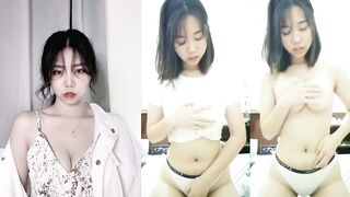 広がった胸とウサギの歯を持つショートヘアの美女が自慰行為をする