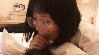 大眼鏡女友口交第一視角